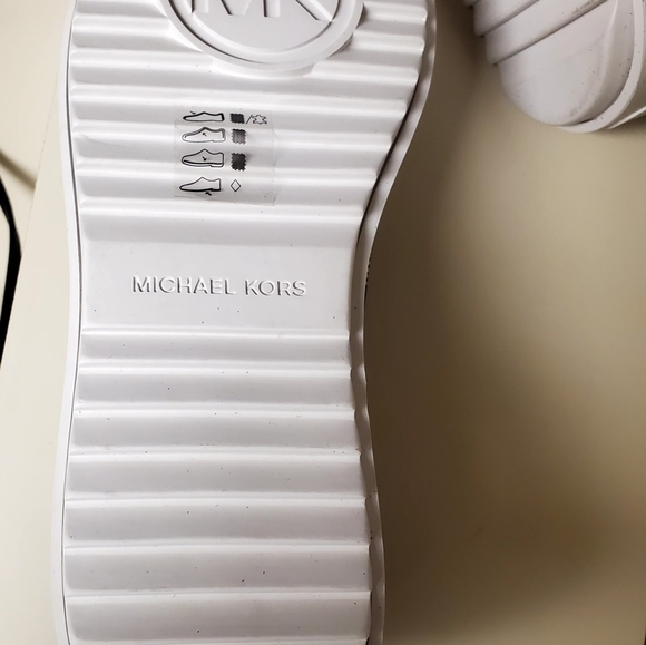 Size 9 brand new michael kors flat,color is black and white - Picture 2 of 2